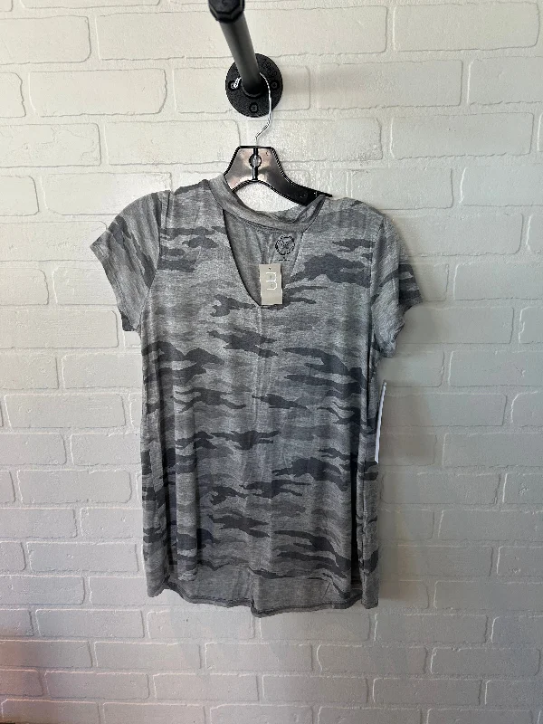 Top Short Sleeve Basic By Maurices In Grey, Size: M