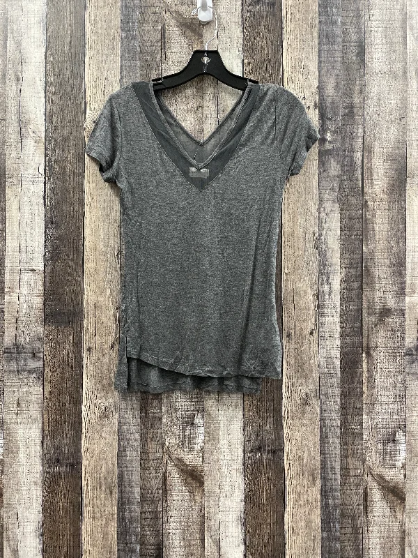 Top Short Sleeve By Glitz In Grey, Size: S